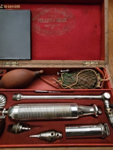 Antieke veterinaire cauterisatie set