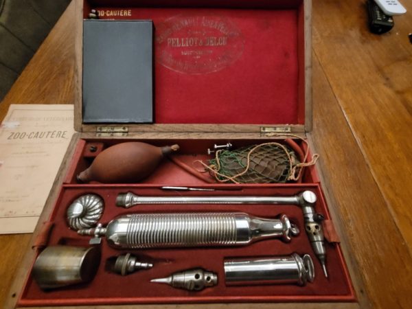 Antieke veterinaire cauterisatie set
