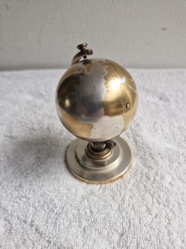 Prachtig en decoratief werkend wereldbol klokje jaren 60